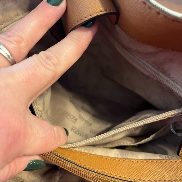 Michael Kors cream monogram leather tote - Picture 13 of 16